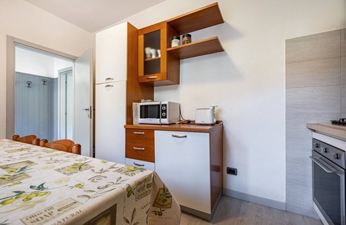 Pieve House | Holiday Home 'Casa Elena' with Lake View, Private Garden and Wi-Fi