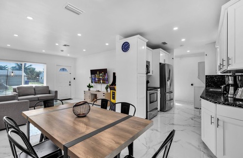 Driftwood House | Holiday Home 4BR Private Pool near HardRock Casino