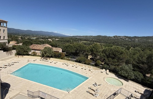 Mallemort House | Holiday Home 6 Sleeps - Terrace, Garden, Pools, Parking, A/C