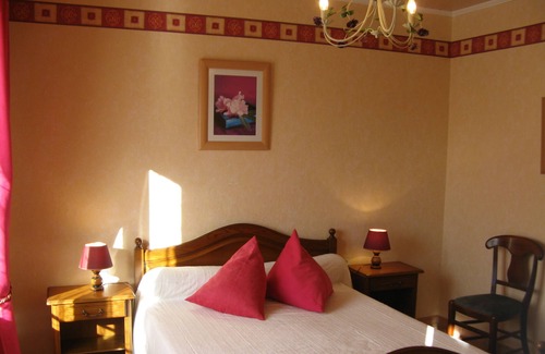 Plomodiern House | HOLIDAY HOME A 600M FROM THE SEA (B) enclosed dog garden