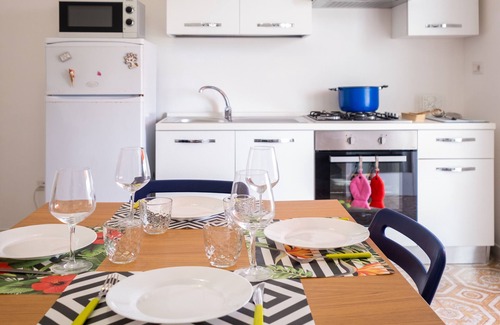 Scala di Furno House | Holiday Home 'A Due Passi dal Mare' with Sea View, Wi-Fi and Air Conditioning