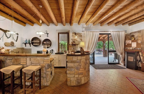 Cavaion Veronese House | Holiday Home 'Agriturismo Ca Persiane' with Private Pool, Wi-Fi and Air Conditioning