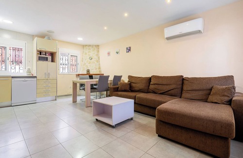 La Pineda House | Holiday Home 'Adosada En La Pineda' with Private Terrace, Private Garden and Air Conditioning