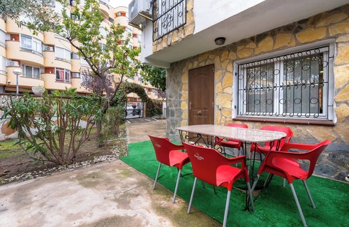 La Pineda House | Holiday Home 'Adosada En La Pineda' with Private Terrace, Private Garden and Air Conditioning