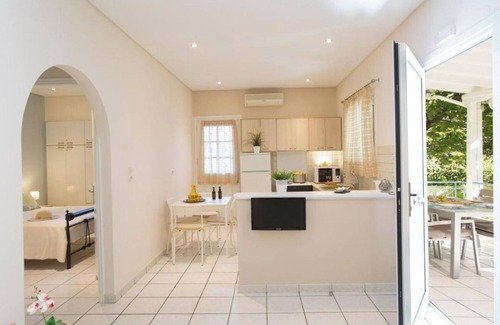 Agios Ioannis House | Holiday Home 'Aelia House - Elia' with Mountain View, Wi-Fi and Air Conditioning