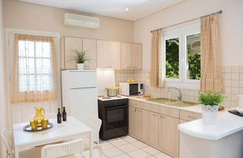 Agios Ioannis House | Holiday Home 'Aelia House - Elia' with Mountain View, Wi-Fi and Air Conditioning