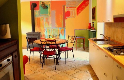 Moretta House | Holiday Home "Agriturismo Casa de Colores Giallo" with Shared Garden & Wi-Fi