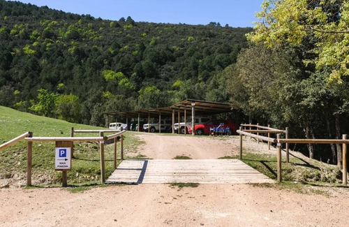 Montagut House | Holiday home Agroturismo Garrotxa pareja-familia with mountain views, garden & WiFi