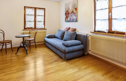 Urach House | Holiday Home "Altes Pfarrhaus" with Private Garden & Wi-Fi