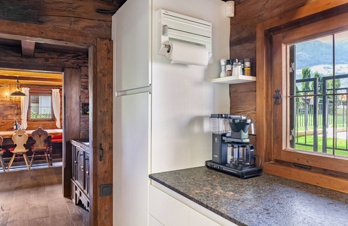 Finsing House | Holiday Home 'Altes Totschenhäusl Am Ziller' with Mountain View, Private Garden and Wi-Fi