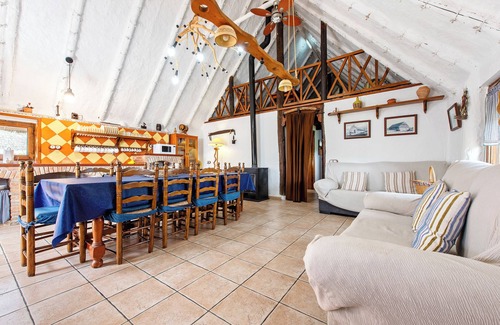 Deltebre House | Holiday Home 'Barraca Gran' with Lake View, Private Pool and Wi-Fi