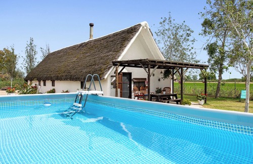 Deltebre House | Holiday Home 'Barraca Gran' with Lake View, Private Pool and Wi-Fi