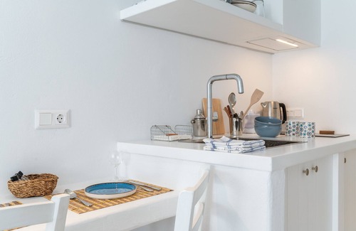 Mpatsi House | Holiday Home 'Bebas Studio A' with Sea View, Wi-Fi and Air Conditioning