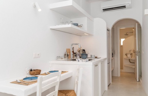 Mpatsi House | Holiday Home 'Bebas Studio A' with Sea View, Wi-Fi and Air Conditioning