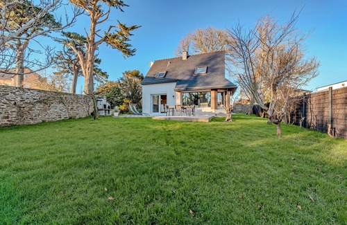 Saint-Pierre House | Holiday Home 'Belle Maison À 800m Plage' with Private Terrace, Private Garden and Wi-Fi