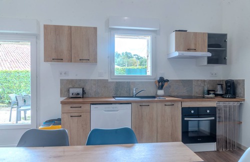 Bercloux House | Holiday Home 'Berclois' with Private Terrace, Wi-Fi and Air Conditioning