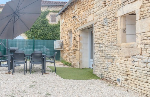 Bercloux House | Holiday Home 'Berclois' with Private Terrace, Wi-Fi and Air Conditioning