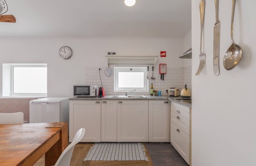 Malveira da Serra House | Holiday Home 'Between Mountain and Sea' with Mountain View, Private Terrace and Wi-Fi