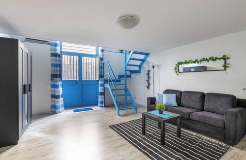 Borgo-Sanzio House | Holiday Home 'Blu Home' with Wi-Fi and Air Conditioning