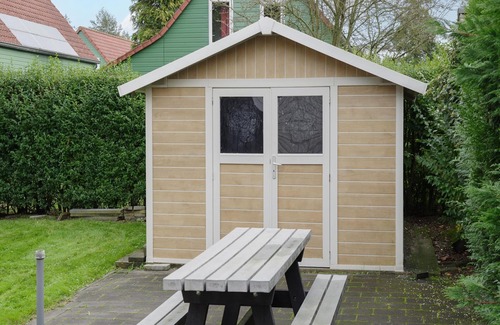 Wemeldinge House | Holiday home: Bubbles, Bounce and Relax