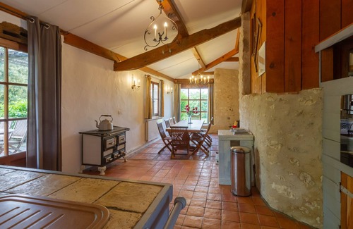 Monflanquin House | Holiday Home 'Côté Four' with Shared Pool, Garden, Terrace & Wi-Fi