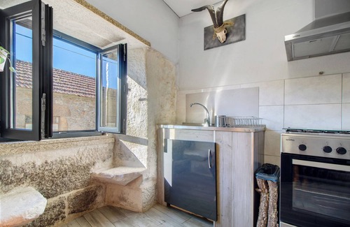 Cabril House | Holiday Home 'Casaesquerda Cinza' with Mountain View and Wi-Fi