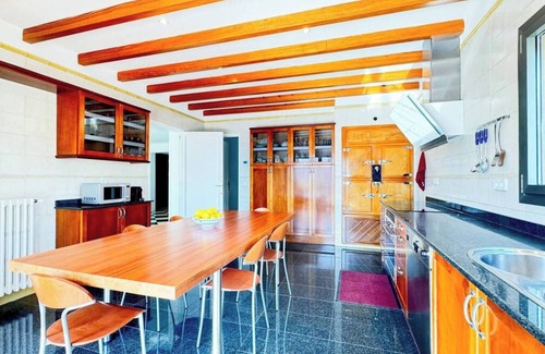 Can Pastilla House | Holiday Home 'Cala Estancia' with Private Terrace, Wi-Fi and Air Conditioning