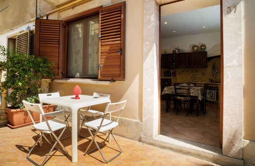 Taormina House | Holiday Home 'Carly Taormina' with Shared Terrace and Wi-Fi