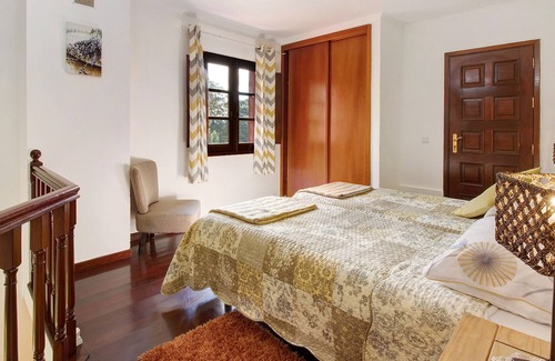 Camacha House | Holiday Home "Casa Amor Perfeito" with Mountain View, Garden & Wi-Fi
