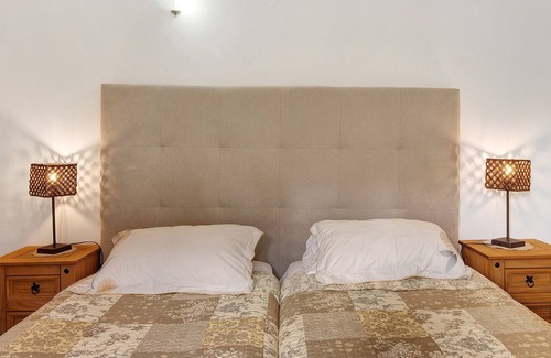 Camacha House | Holiday Home "Casa Amor Perfeito" with Mountain View, Garden & Wi-Fi