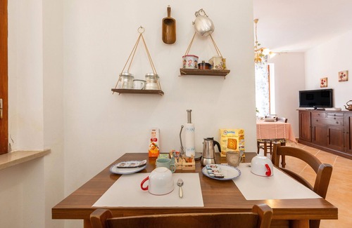Lajatico House | Holiday Home 'Casa Baldi' with Private Garden, Wi-Fi and Air Conditioning