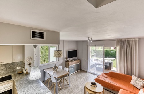 L'Escala House | Holiday Home 'Casa Con Piscina' with Mountain View, Wi-Fi and Air Conditioning