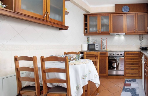 Nazare House | Holiday Home 'Casa Da Cândida' with Mountain View, Private Terrace and Wi-Fi