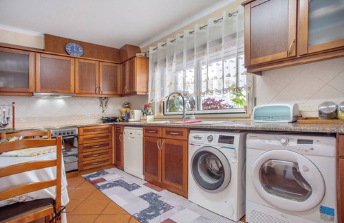 Nazare House | Holiday Home 'Casa Da Cândida' with Mountain View, Private Terrace and Wi-Fi