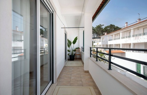Nazare House | Holiday Home 'Casa Da Cândida' with Mountain View, Private Terrace and Wi-Fi