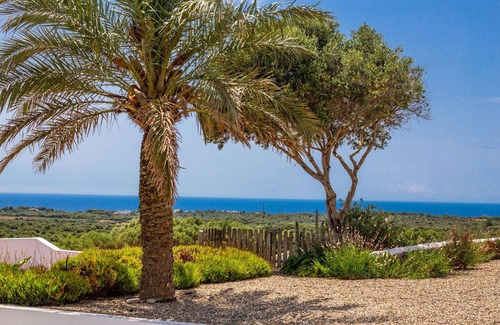 Alayor House | Holiday Home 'Casa De Campo Con Vista Al Mar' with Sea View, Wi-Fi and Air Conditioning