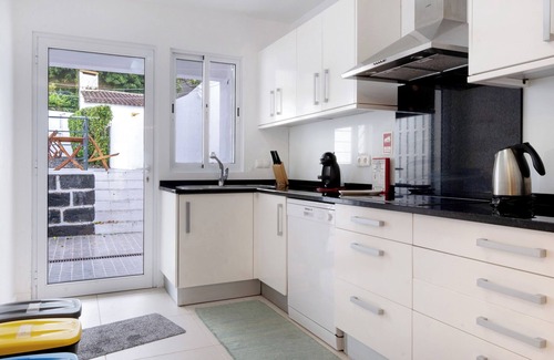 Furnas House | Holiday Home "Casa do Poema" with Mountain View, Private Terrace & Wi-Fi