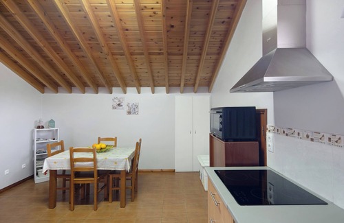 Achadinha House | Holiday Home 'Casa Do Monte' with Sea View, Shared Garden and Wi-Fi