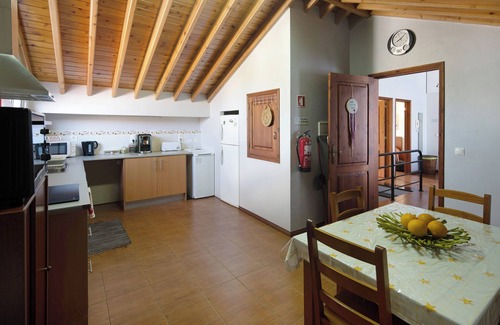 Achadinha House | Holiday Home 'Casa Do Monte' with Sea View, Shared Garden and Wi-Fi