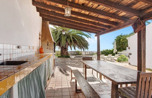 El Rosario House | Holiday Home "Casa Domi" with Sea View, Pool, Garden & Wi-Fi