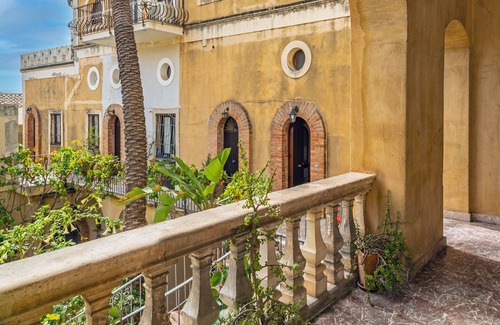 Taormina City Centre Apartment | Holiday Home 'Casa Florio' with Shared Terrace, Wi-Fi and Air Conditioning