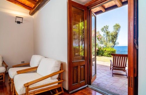 Santa Tecla House | Holiday Home 'Casa Gina' with Sea View, Wi-Fi and Air Conditioning