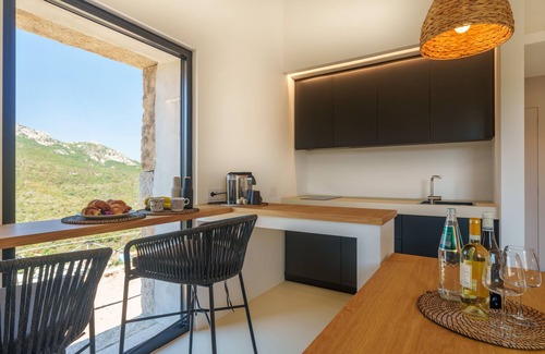 Cugnana Verde House | Holiday Home 'Casa La Petite' with Sea View, Wi-Fi and Air Conditioning