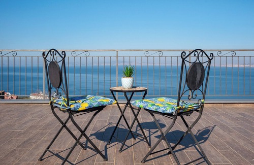 Monte Chiaro House | Holiday Home 'Casa Vacanza Il Casale Del Sole' with Sea View, Wi-Fi and Air Conditioning
