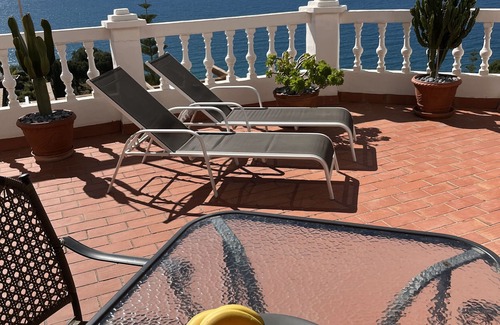 Urbanizacion Ladera del Mar House | Holiday Home 'Casa Ladera Del Mar' with Sea View, Wi-Fi and Air Conditioning