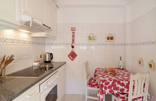 Areias de Sao Joao House | Holiday Home 'Casa Marisol Albufeira' close to the Beach with Shared Pool & Wi-Fi