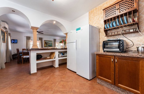 Monda House | Holiday Home "Casa Mis Nietos" with Pool, Garden and Wi-Fi