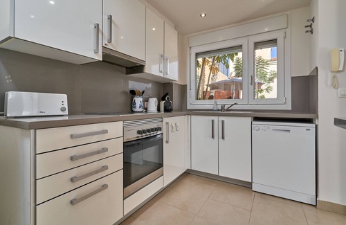 Velilla-Taramay House | Holiday Home 'Casa Palmeras' with Sea Views, Wi-Fi and Air Conditioning