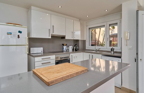 Velilla-Taramay House | Holiday Home 'Casa Palmeras' with Sea Views, Wi-Fi and Air Conditioning