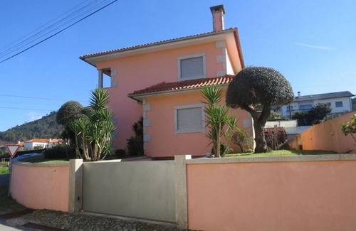 Lanhelas House | Holiday Home 'Casa Portela' with Mountain View, Private Garden and Wi-Fi